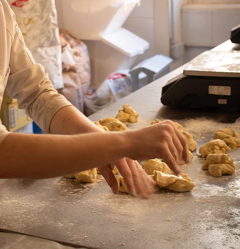 Portrait féminin du savoir faire artisanal de préparation en boulangerie patisserie