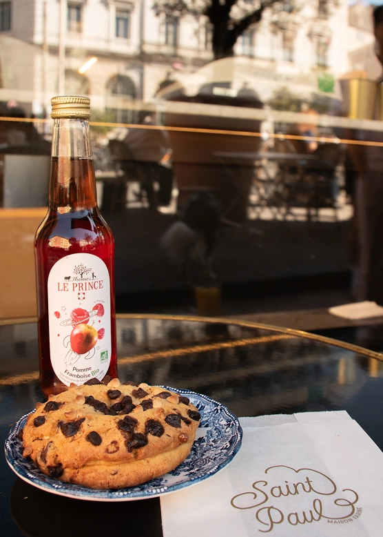 Aperçu d'un gâteau et d'une boisson fraîche en terrasse